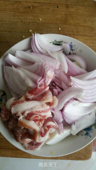 快手菜:洋葱炒五花肉的做法步骤：1