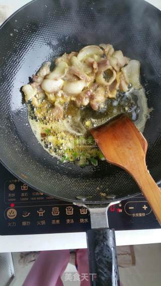 快手菜:洋葱炒五花肉的做法步骤：4