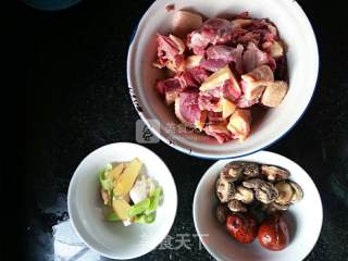 香菇炖鹅肉的做法步骤：1