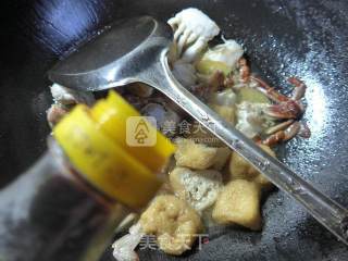油豆腐炒螃蟹的做法步骤：8