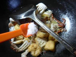 油豆腐炒螃蟹的做法步骤：9