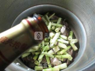 野山笋煮龙骨的做法步骤：5