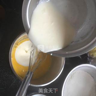 酸奶葡萄干杯子蛋糕的做法步骤：4
