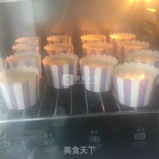 酸奶葡萄干杯子蛋糕的做法步骤：12