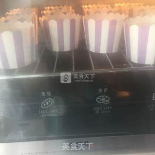 酸奶葡萄干杯子蛋糕的做法步骤：13