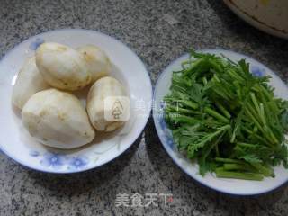 茼蒿煮香芋的做法步骤：1