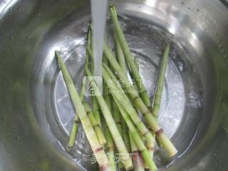 雪菜炒野山笋的做法步骤：2