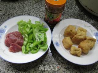 里脊肉尖椒炒油豆腐的做法步骤：1