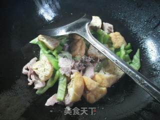 里脊肉尖椒炒油豆腐的做法步骤：5