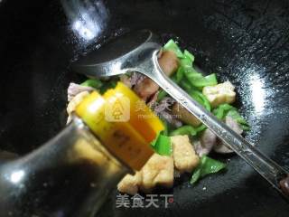 里脊肉尖椒炒油豆腐的做法步骤：7