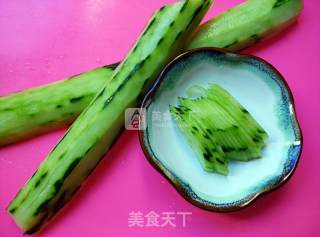 火腿肠炒黄瓜的做法步骤：2