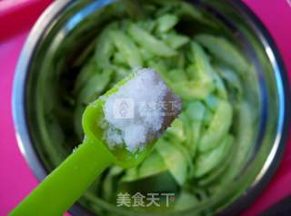 火腿肠炒黄瓜的做法步骤：3