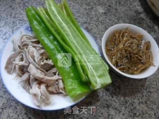 笋干菜尖椒炒猪肚的做法步骤：1
