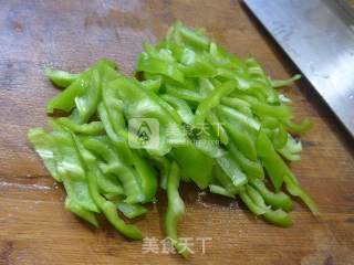 笋干菜尖椒炒猪肚的做法步骤：2