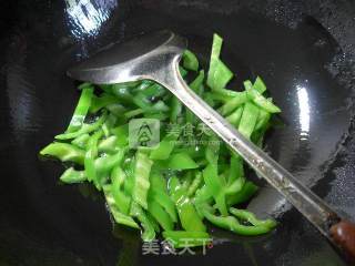 笋干菜尖椒炒猪肚的做法步骤：3
