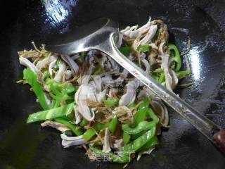 笋干菜尖椒炒猪肚的做法步骤：4
