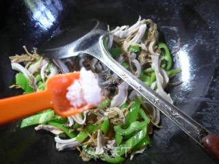 笋干菜尖椒炒猪肚的做法步骤：6