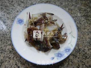 泡菜炒螃蟹的做法步骤：2