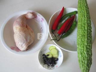 豉椒苦瓜炒鸡肉的做法步骤：1