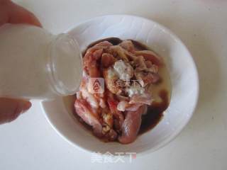 豉椒苦瓜炒鸡肉的做法步骤：2