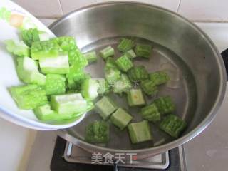 豉椒苦瓜炒鸡肉的做法步骤：3