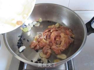 豉椒苦瓜炒鸡肉的做法步骤：5