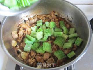 豉椒苦瓜炒鸡肉的做法步骤：7