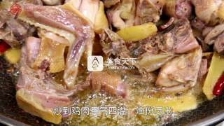 十里闻香的【蚕豆烧老鸡】的做法步骤：6