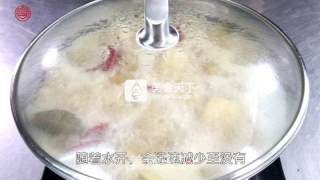 十里闻香的【蚕豆烧老鸡】的做法步骤：7