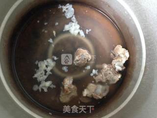 酸菜春笋排骨汤粉的做法步骤：1