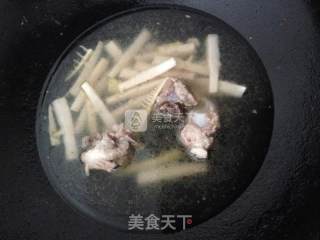 酸菜春笋排骨汤粉的做法步骤：5