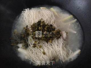 酸菜春笋排骨汤粉的做法步骤：7