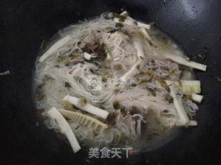 酸菜春笋排骨汤粉的做法步骤：8