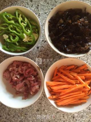 鱼香肉丝的做法步骤：1