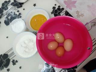 经典全蛋海绵蛋糕的做法步骤：1