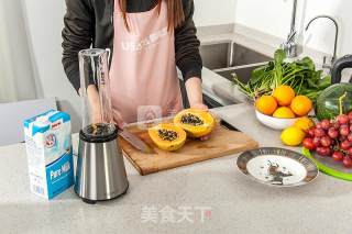 鲜榨木瓜奶昔的做法步骤：1