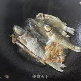 最简单的家常鲫鱼汤的做法步骤：3