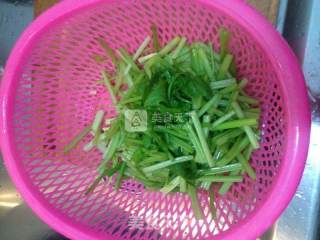 香芹炒肉的做法步骤：2