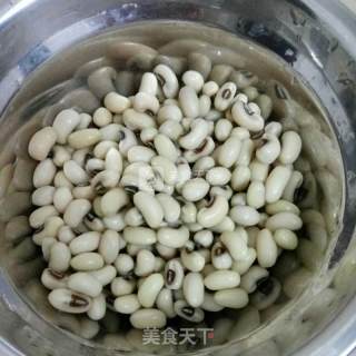 糜豆煮鸡的做法步骤：1