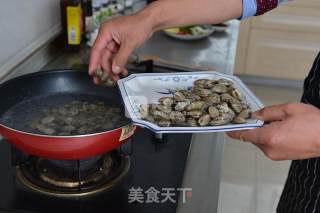 香菇豆豉炒花蛤，一盘不过瘾~的做法步骤：3