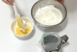 龙猫彩绘蛋糕卷的做法步骤：7
