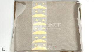龙猫彩绘蛋糕卷的做法步骤：8