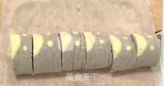 龙猫彩绘蛋糕卷的做法步骤：16