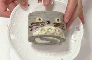 龙猫彩绘蛋糕卷的做法步骤：19
