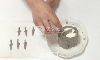 龙猫彩绘蛋糕卷的做法步骤：20