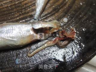 酥炸多春鱼的做法步骤：2