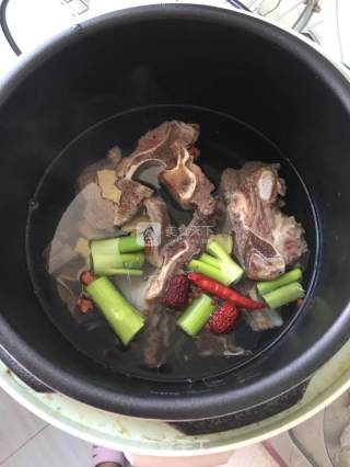 黑椒牛排骨的做法步骤：2