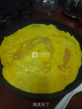 蛋卷腊肠饭的做法步骤：1