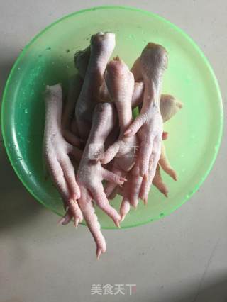 酱香卤鸡爪的做法步骤：1