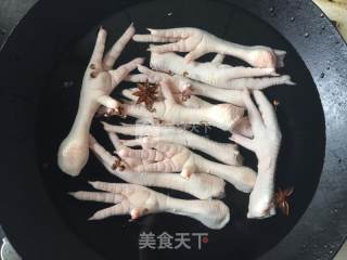 酱香卤鸡爪的做法步骤：2